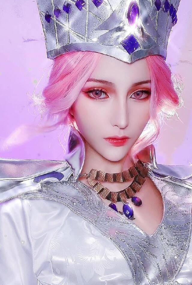 对比《斗罗》真人版比比东与网友cos的比比东,我宁愿选择后者_大陆