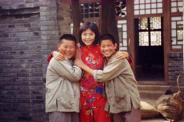 《小兵张嘎》的特派员刘燕,丈夫是胡明,如今是幸福的一家三口
