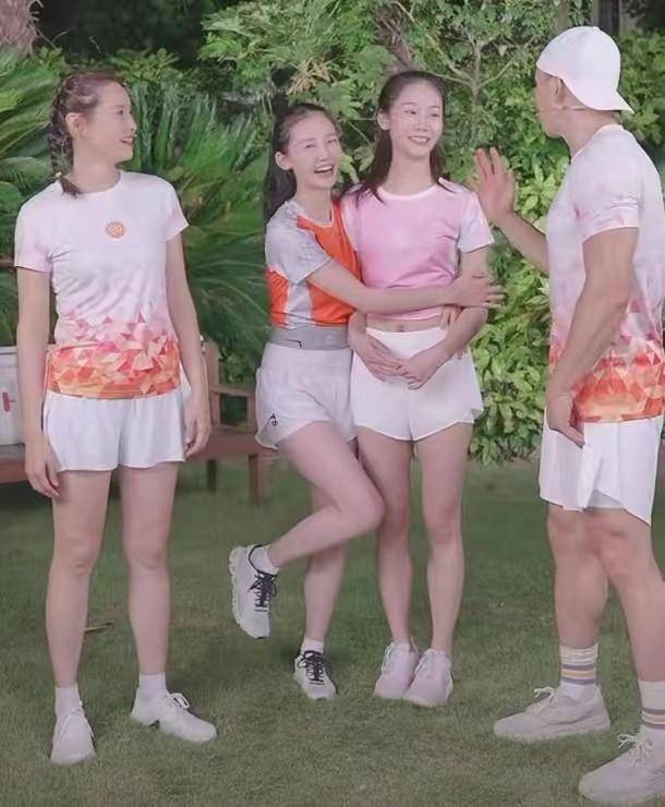 苗苗产后首次公开直播,生娃3月比刘畊宏老婆瘦,和亲妹妹似复刻