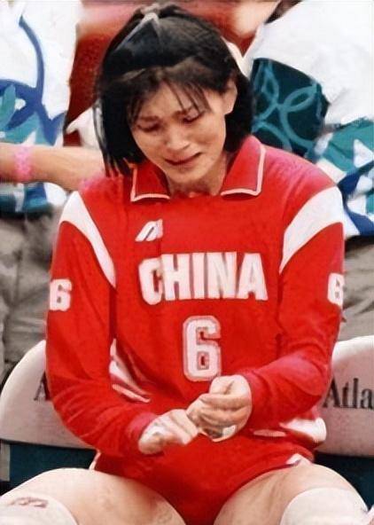 中国女排叛徒,戏耍郎平叛逃美国,被国家队除名,如今下场如何?