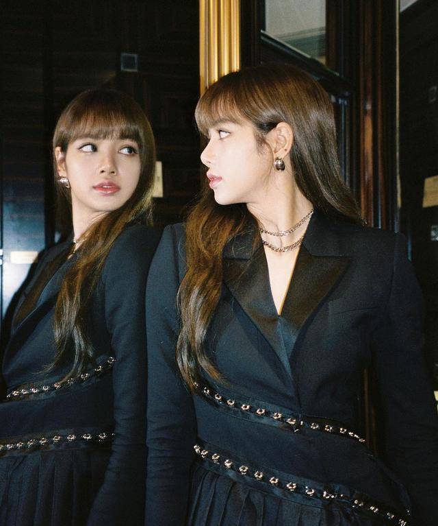 韩国女团blackpink成员lisa晒美照引围观,被称为"人间芭比"_身材_舞蹈