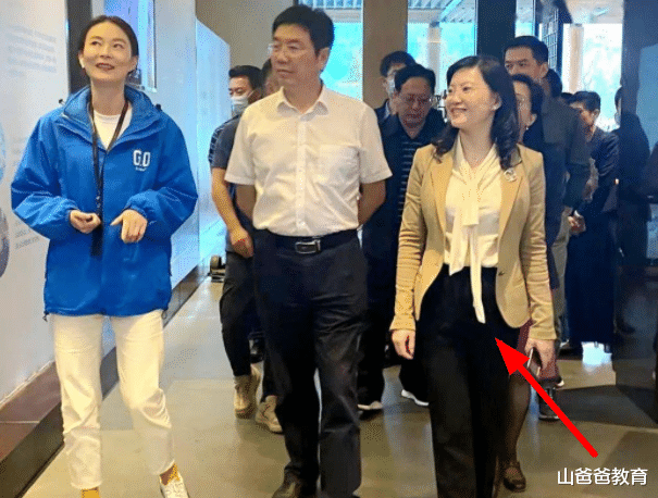 云南女厅长段颖走红,16年内从科员升到厅长,晋升快的如同坐火箭_教育