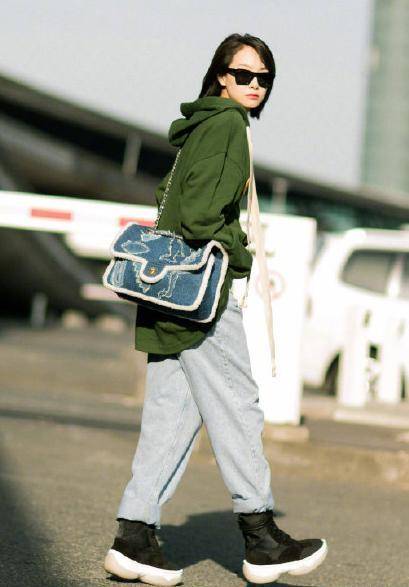 初秋穿搭明星教你怎么穿,减龄卫衣人手必备,多样穿搭让你好看_感觉_穿