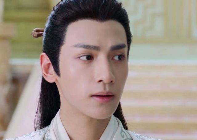 杨颖寸头拍大片,除了像郭采洁之外,还撞脸《香蜜》罗云熙?