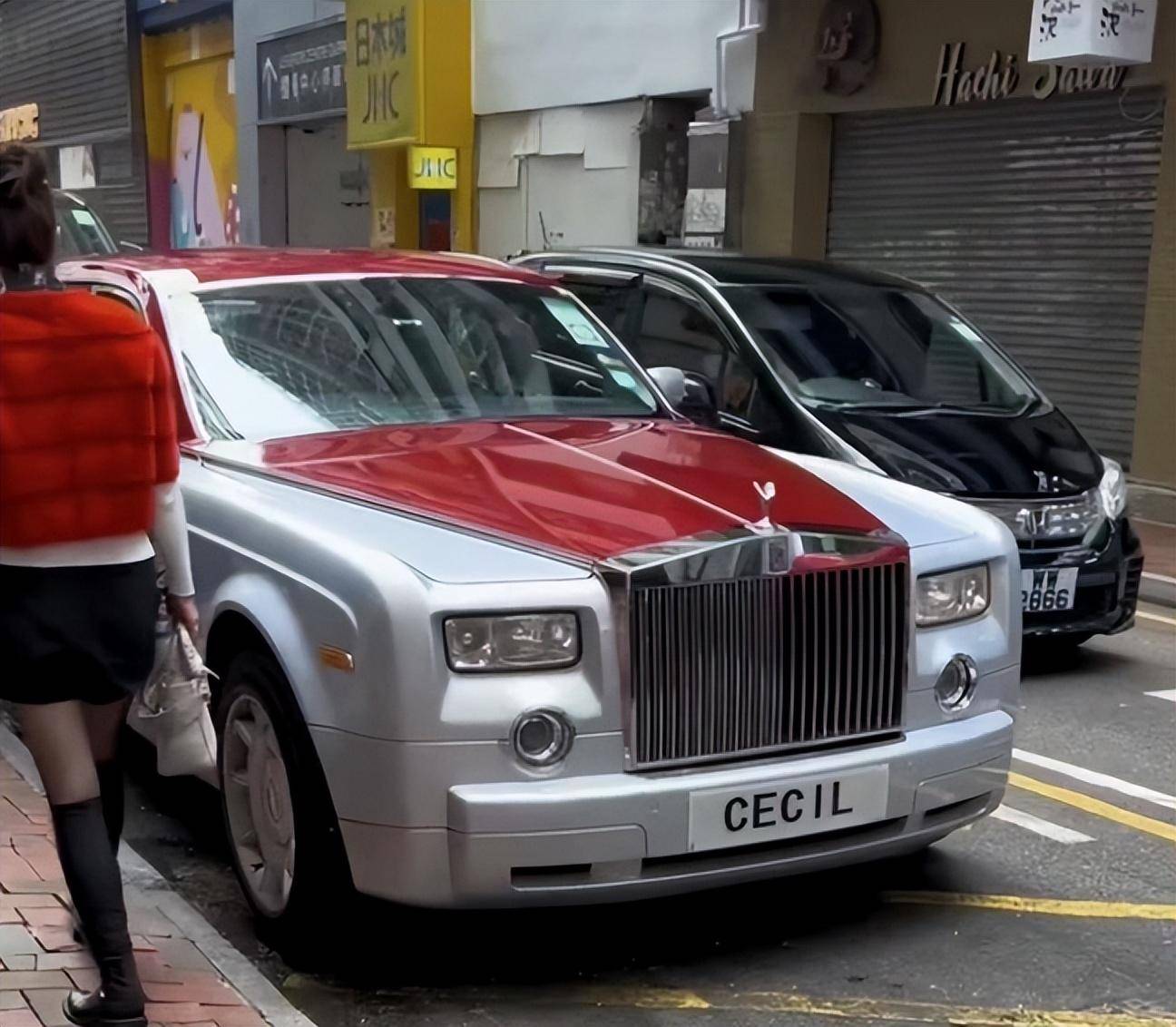 87岁1年平均"泡妹"176人,勤俭节约,却曾花费100万牵林志玲手_赵世曾