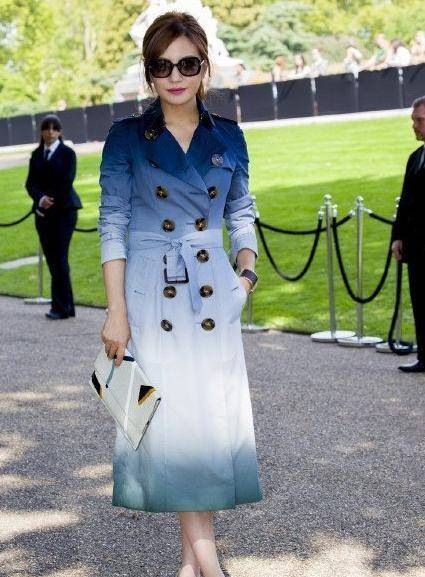 女明星风衣穿搭很洋气,驼色风衣成时尚主流_穿着_感觉_黑色