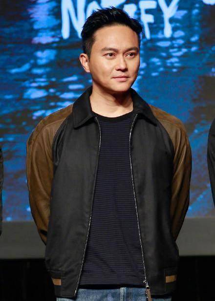 被张智霖的街拍照戳中了笑点:身高1米5还有肚腩_袁咏仪_肚子_风衣