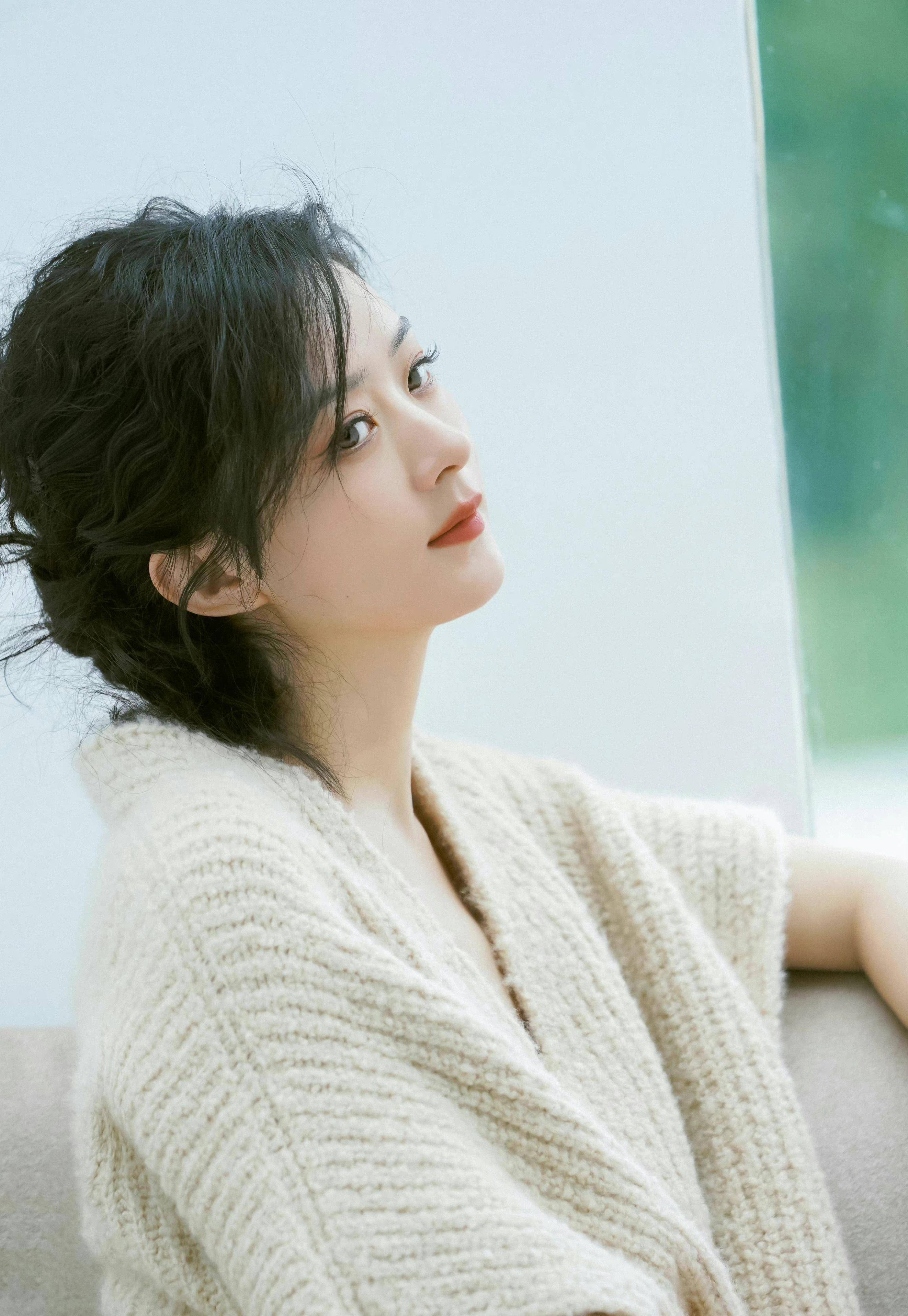 明星写真:赵丽颖针织衫深v吊带裙秋日美拍,气质优雅笑容甜美