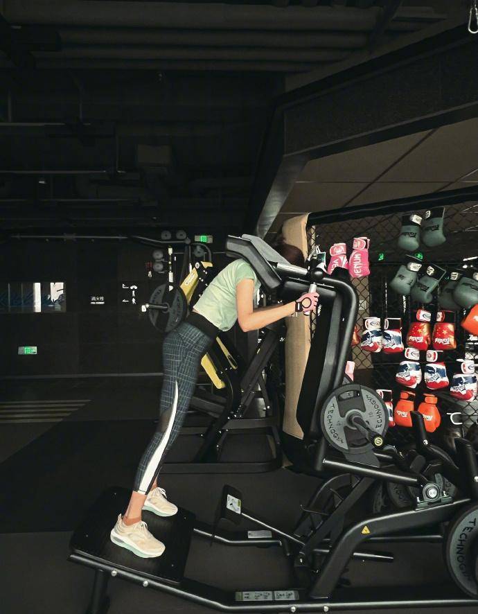 关晓彤晒马甲线,身材性感火辣,自嘲每一口都没白吃_网友_状态_照片