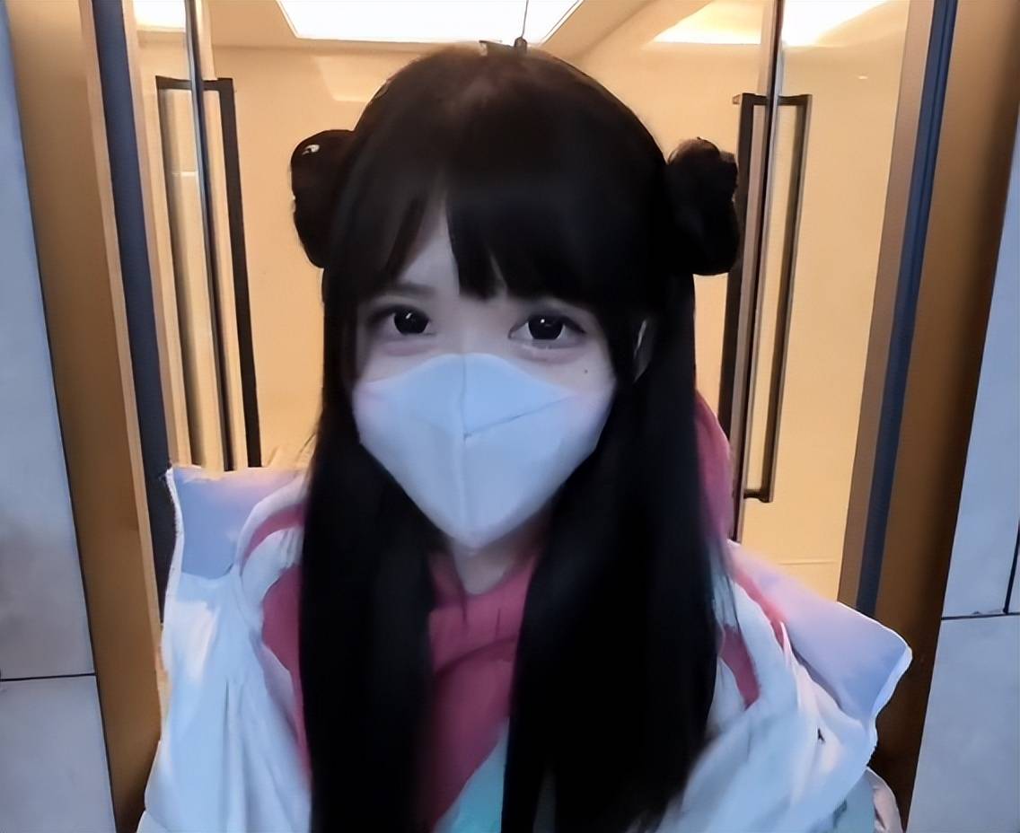 蔡萝莉做客"艾瑞吧弟"家,穿安全裤鸳鸯袜引争议,网