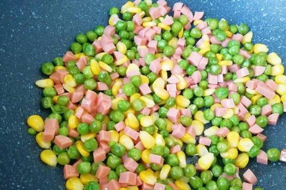 一道简单的三色小炒，10分钟就出锅，颜色丰富看着就很有食欲(图10)
