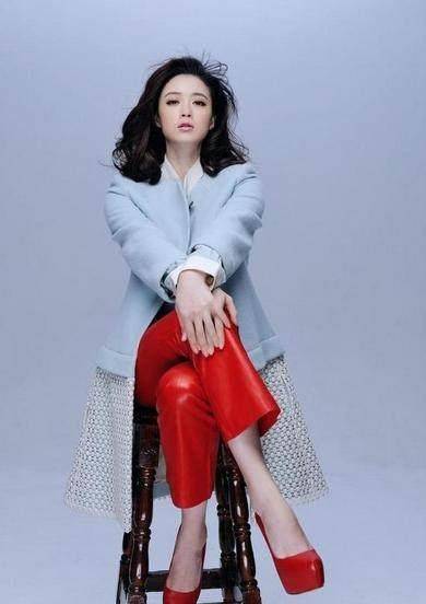 蒋欣瘦出新高度啦,大粗腿变小鸟腿!一下美回18岁!_黑色_白色_红色