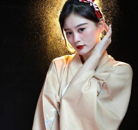 这位来自海航的校花名叫晴儿,身高170cm,体重仅有45kg,颜值甜美气质