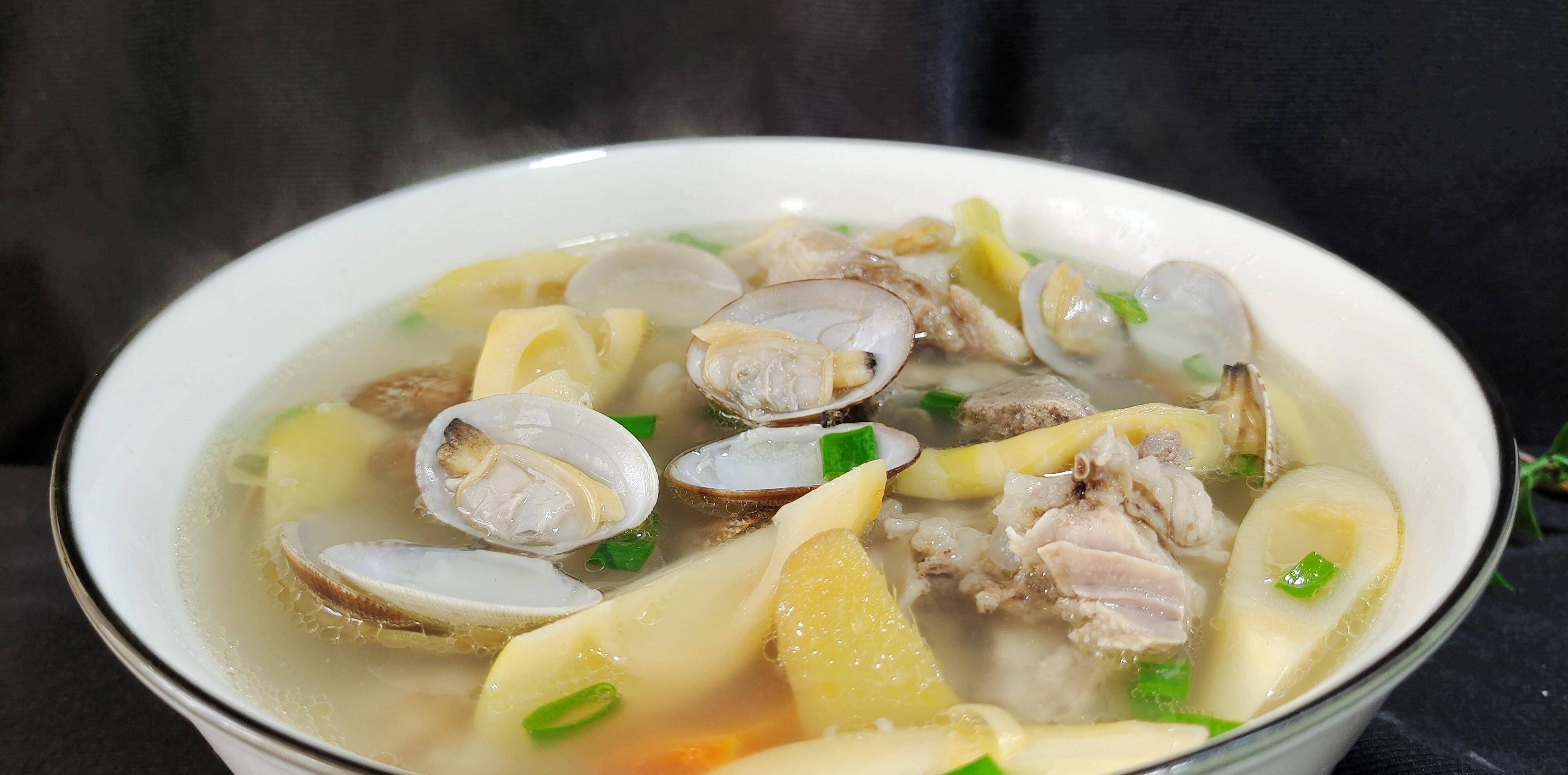 今天再来一道"春补第一鲜汤"——春笋蛤蜊海带汤.