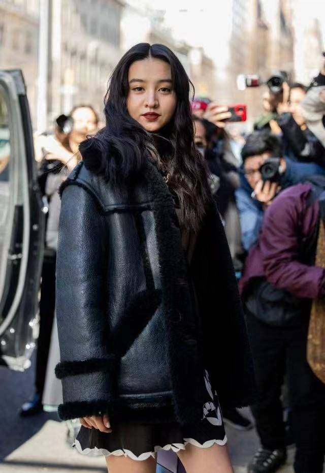 木村光希国外亮相,皮肤黑的像黑人,可惜浓妆太显老气了_显得_女性