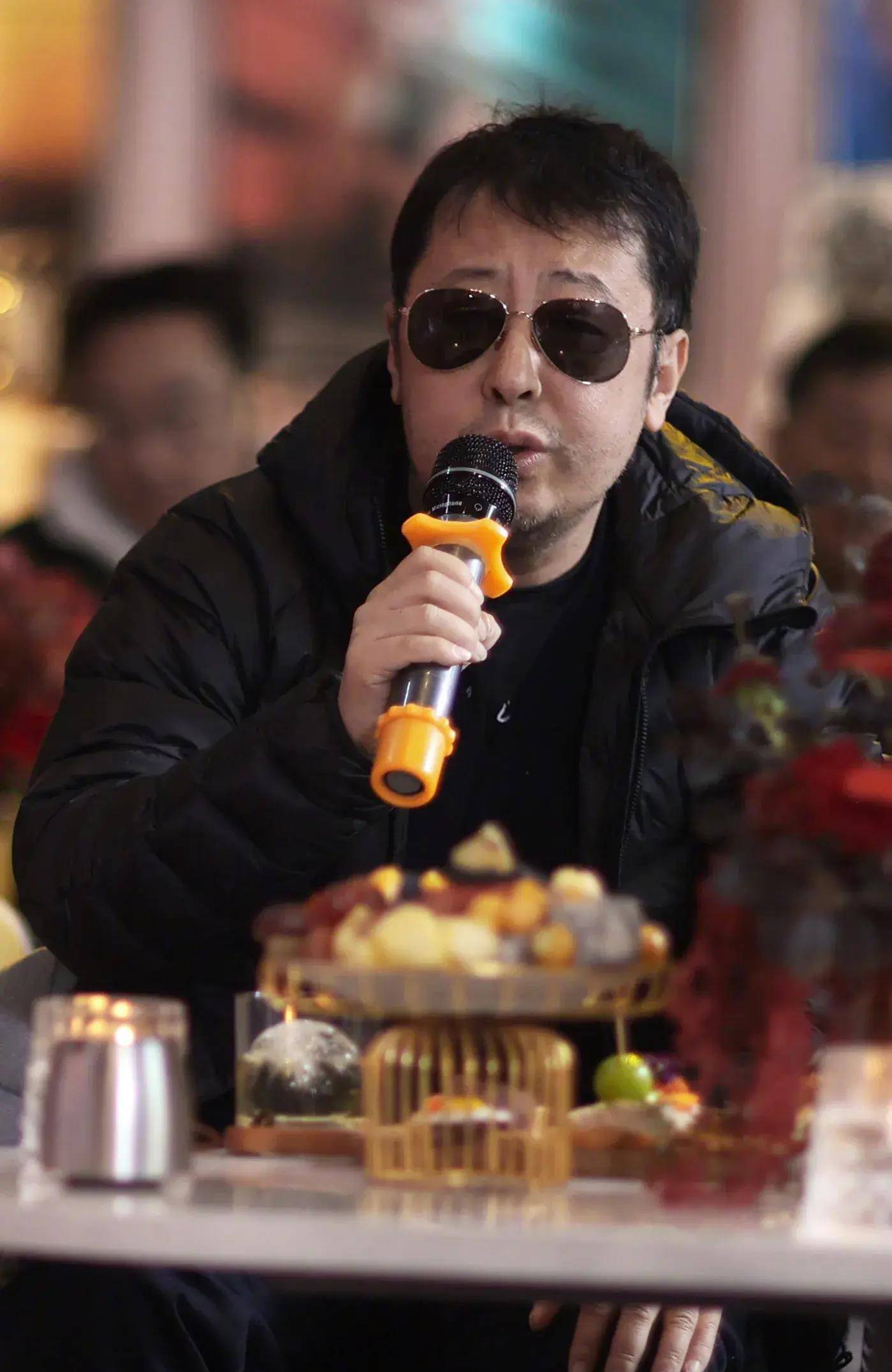 1995年,执导的剧情电影《日光峡谷》入围第46届柏林国际电影节主竞赛