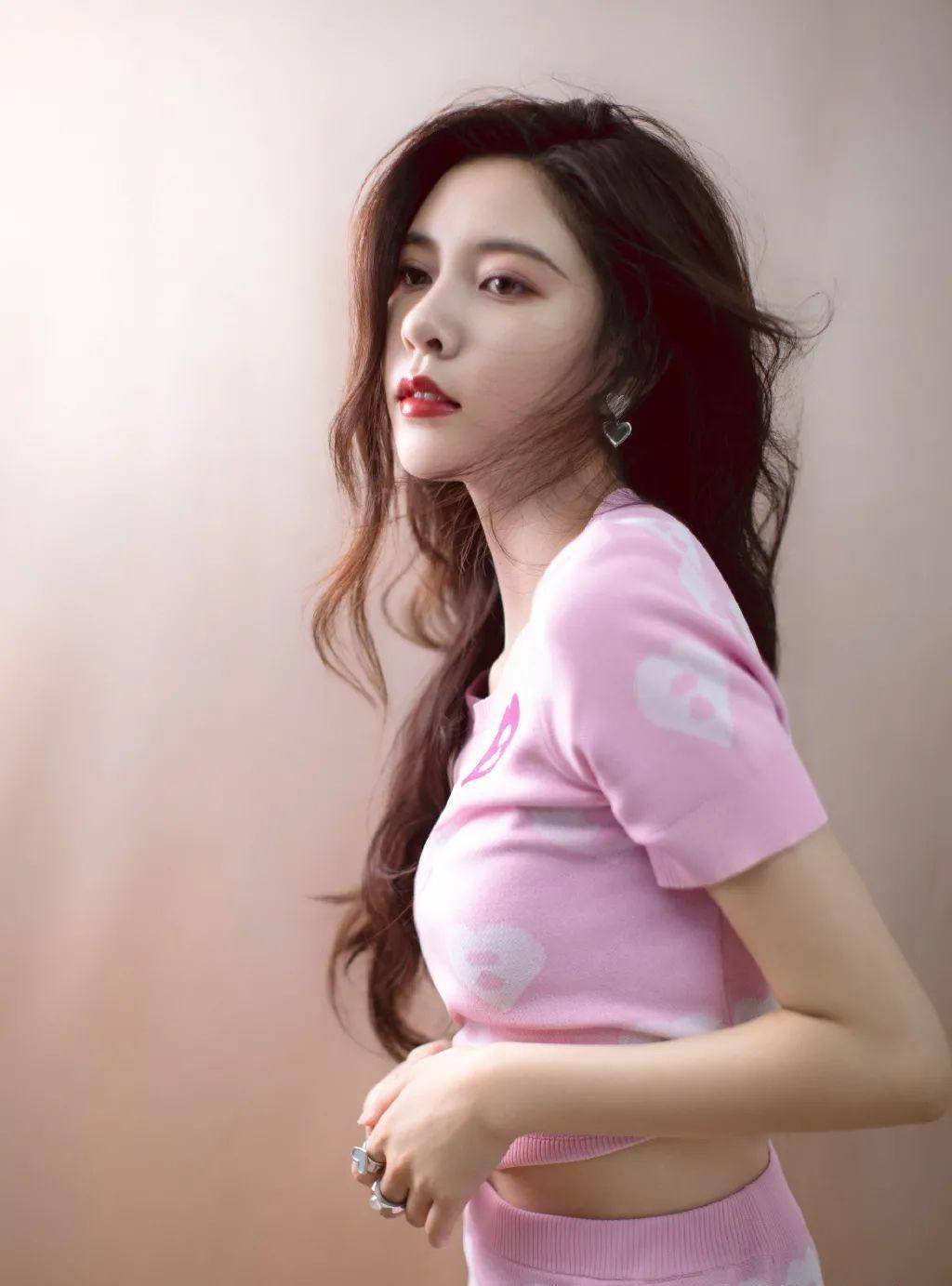 95后小花宋妍霏惊艳写真,高颜值和完美身材,轻松驾驭各种造型!