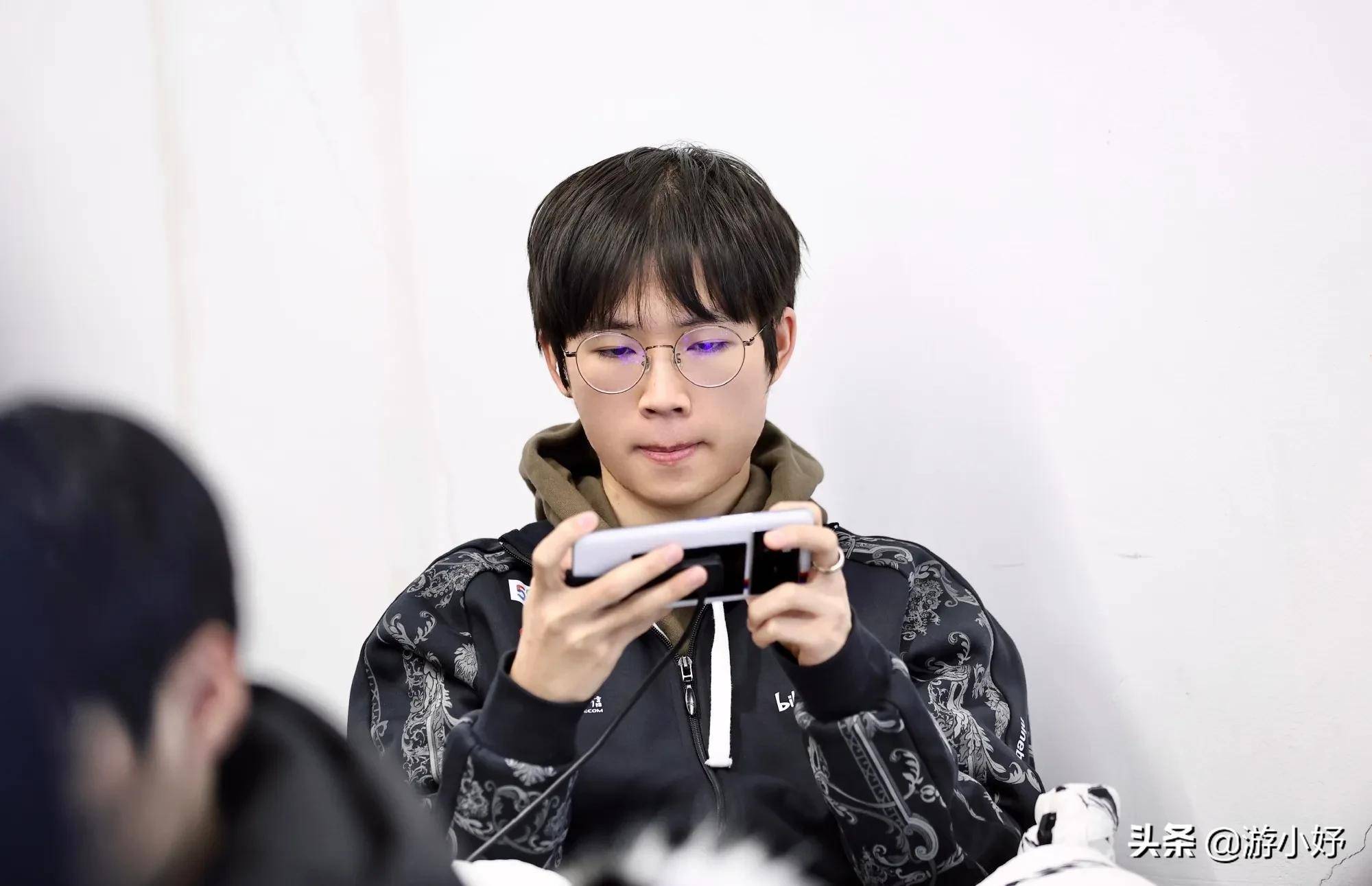 韩涵,久诚再现经典对喷,爱思道歉引泪目,粉丝意外站队韩涵_直播_巅峰