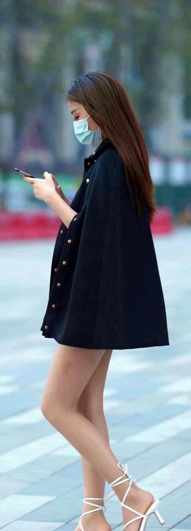 白色"极简"连衣裙搭配美女高挑身材,青春时尚,惹人注目_吊带_女性