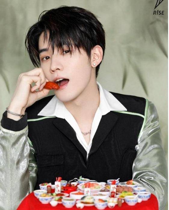 r1se年夜饭大片出炉:全员黑色制服超抢眼,何洛洛任豪颜值圈粉_造型