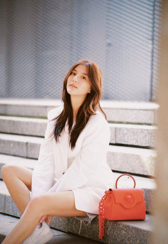 吴千语晒街头美照,西装配短裤大秀美腿,施伯雄高调示爱_男友_照片