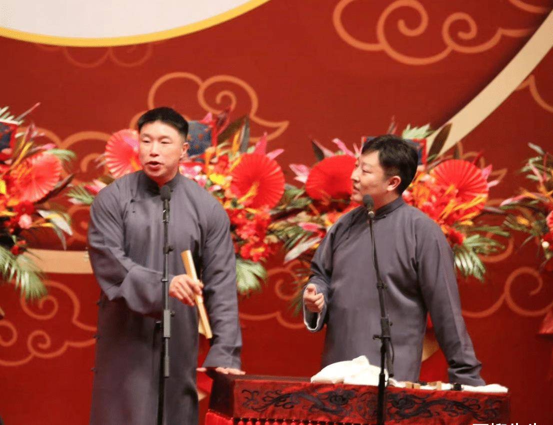 张云雷相声大会演出效果炸裂,与师父同台献艺,台下观众掌声雷动_首场