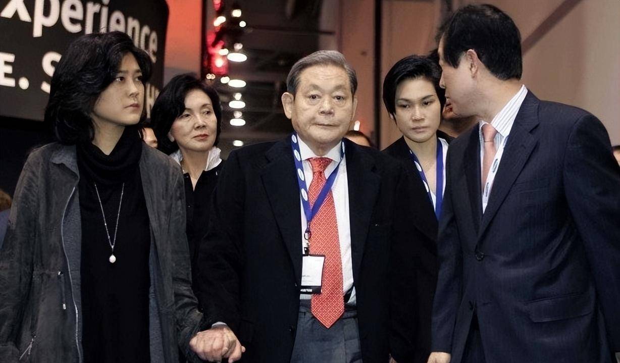 李富真:与儿子同框美到犯规,当年下嫁保镖看似愚蠢实则妙招_任佑宰