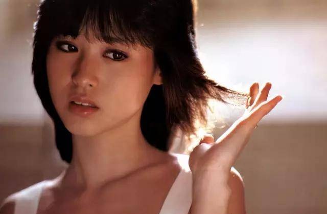 和山口百惠媲美的"圣子头"女神,被日本国民誉为"永远的偶像"_年代