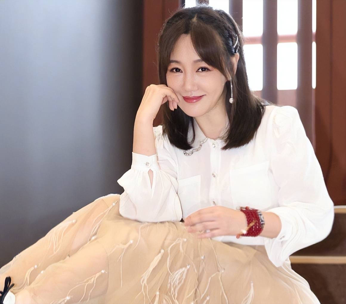 可甭管别人说什么,也不管胡歌隐婚生女的舆论有多大,薛佳凝都选择了无