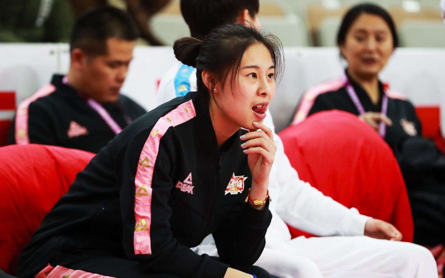 王芳上任,王思雨当主帅_中国女篮_教练_消息