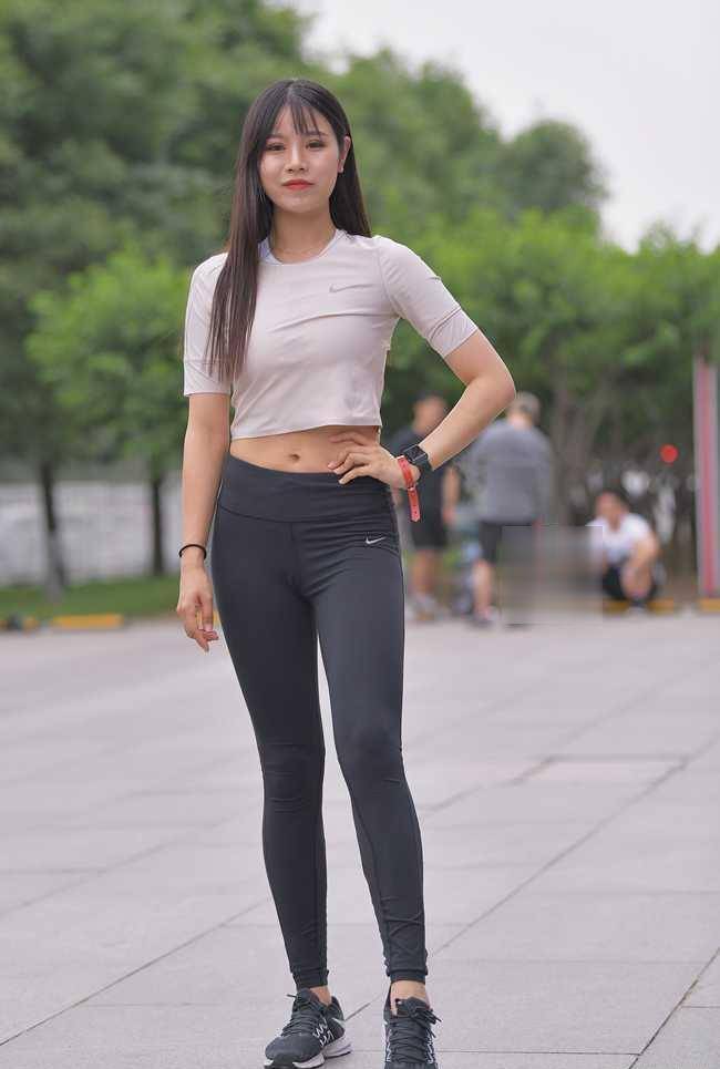 美女一套运动装出门,上衣不好看紧身裤来凑!_效果_姐姐_时尚