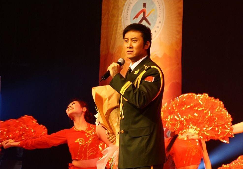 军旅歌手江涛:穷小子嫁富家女,爆红后不变心,始终把妻子当成宝_父亲