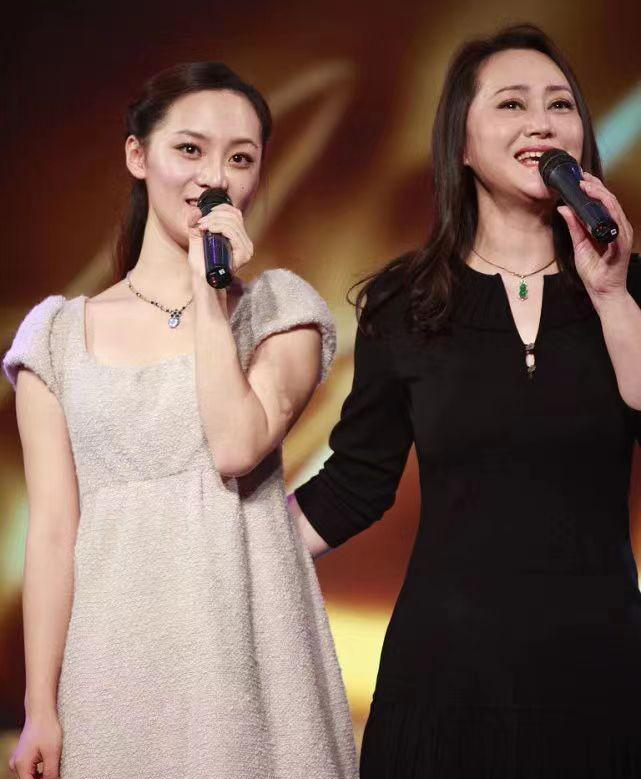 大宋佳和女同框,女儿气质甜美有明星相,她胖了一圈像个阔太太