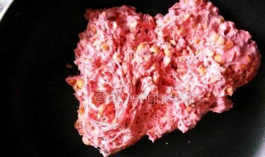 在家里就能做的牛扎糖，过年用它来待客，又喜庆又有面儿(图6)