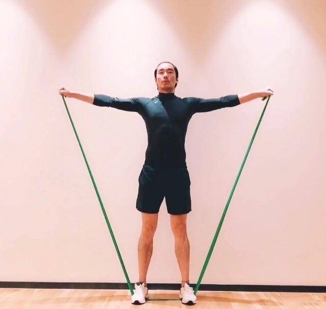 50岁的他体脂率7%,8块腹肌,爱健身家里放119万的器械_胡兵_运动_表演