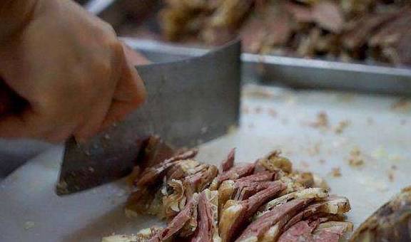 这家面馆只卖牛肉面，开到凌晨三点才关门，被称为宁波深夜食堂(图3)