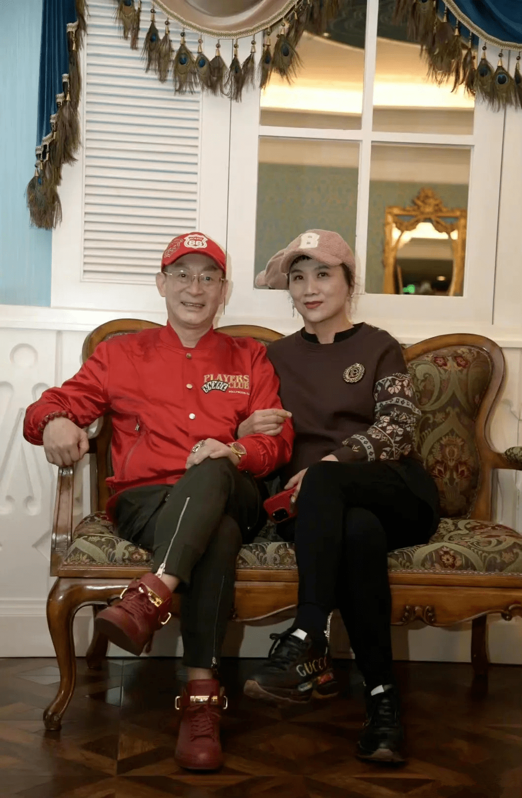 六小龄童跟妻子差6岁大不同!一个真优雅爷爷,一个假妙龄少女