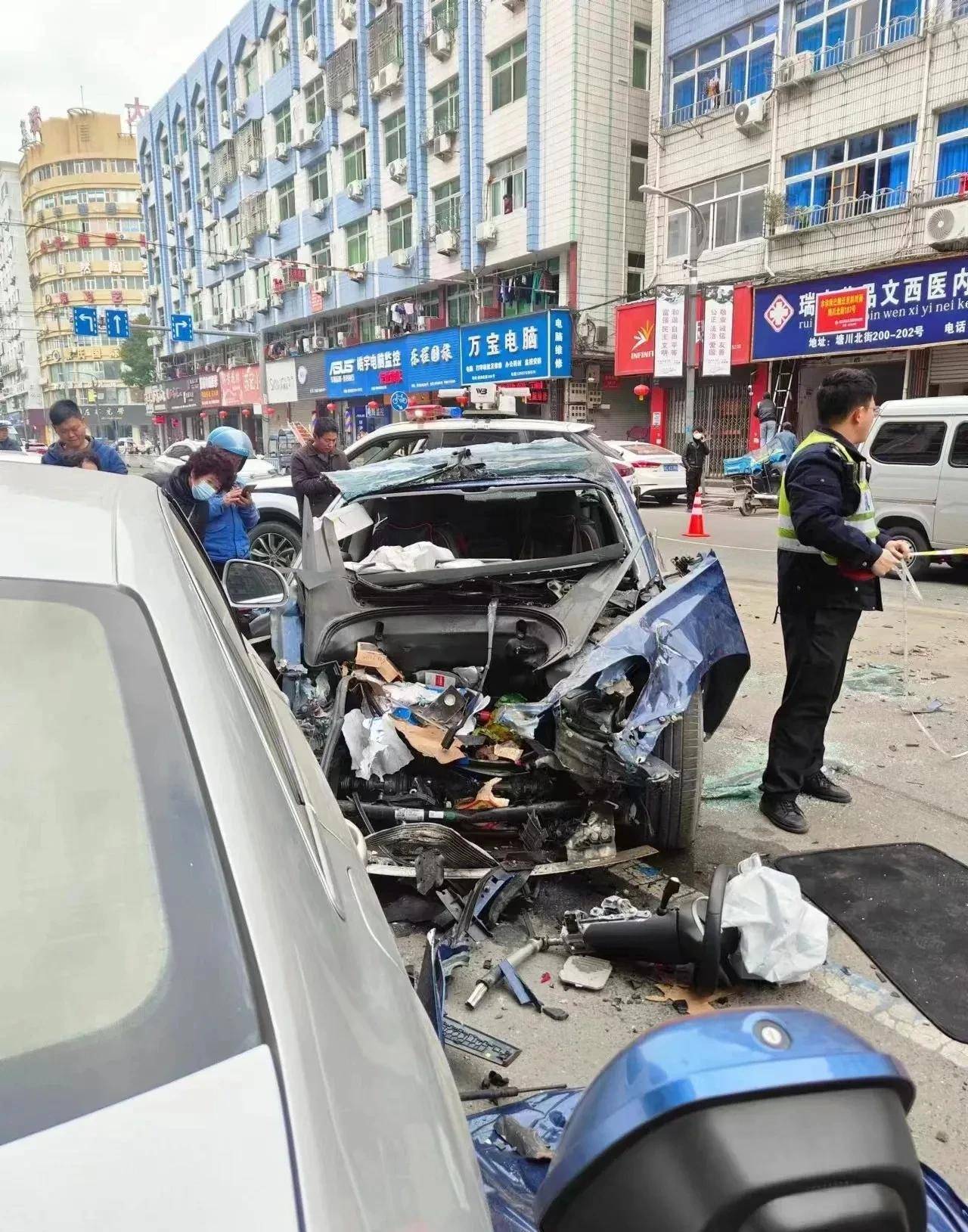 两天两起特斯拉疑似刹车失灵致一死两伤,视频显示车主主动躲闪