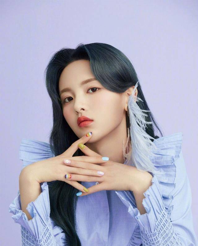 杨超越出名后花钱没节制,普通白短袖高达上万元,白皙双腿全是伤_颜色