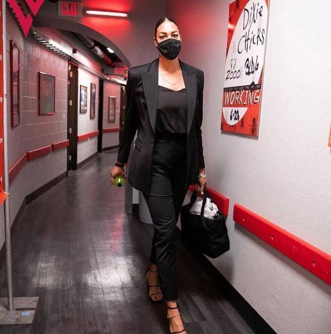 伊丽莎白坎贝奇是女版奥尼尔,为什么退役后转入成人行业?