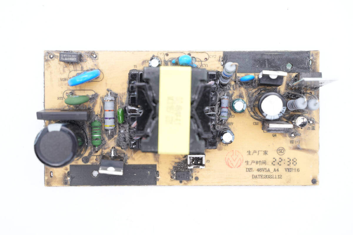 周杰伦代言电动车品牌配的充电器如何,爱玛218w锂电充电器拆解_输出