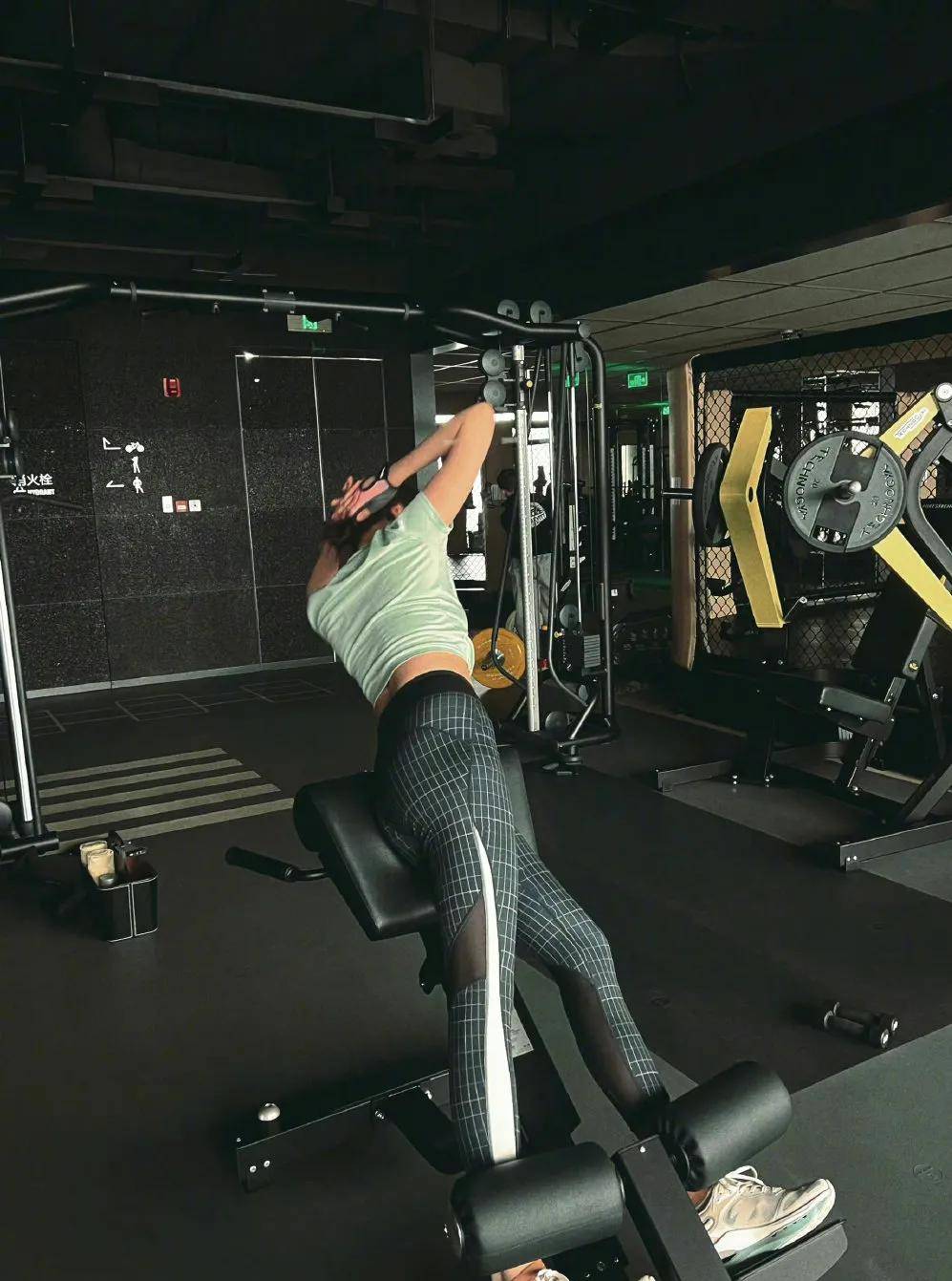 关晓彤晒健身照,大秀身材马甲线夺眼_宝宝_鹿晗_照片