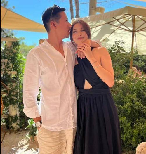 张馨月晒女儿吃冰淇淋的窘态,素颜法令纹深,比吴千语更像正太太_林峰