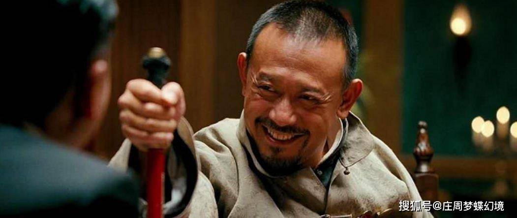 让子弹飞里汤师爷被炸到树上,姜文想删,葛优说删了少几百万票房