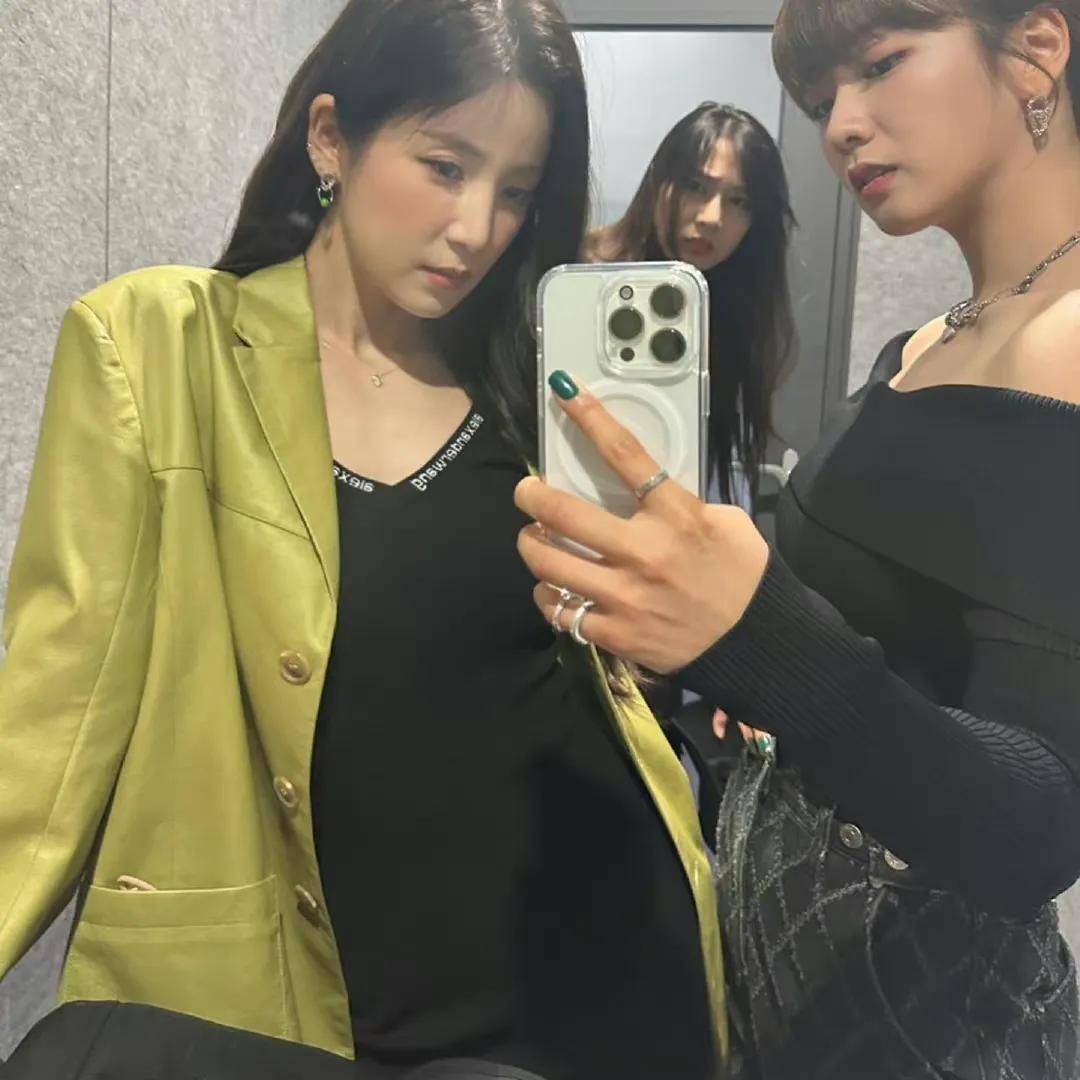 韩国女团成员普美,一套演出服,是另类性感?还是独特时尚?