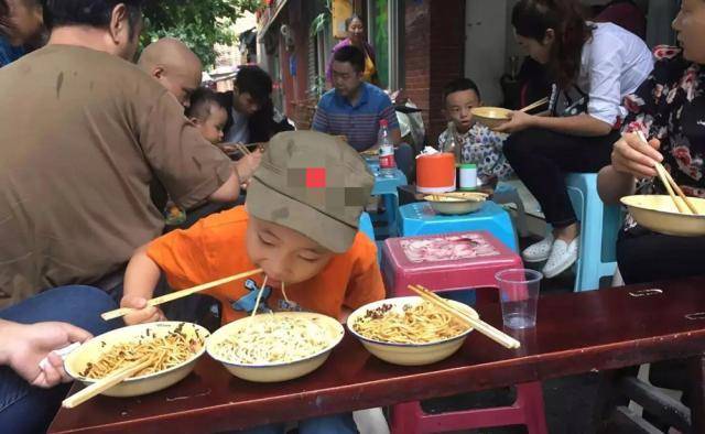 这天,奶奶接桐桐下课外辅导班,还和往常一样去了常去的一家面馆吃牛肉