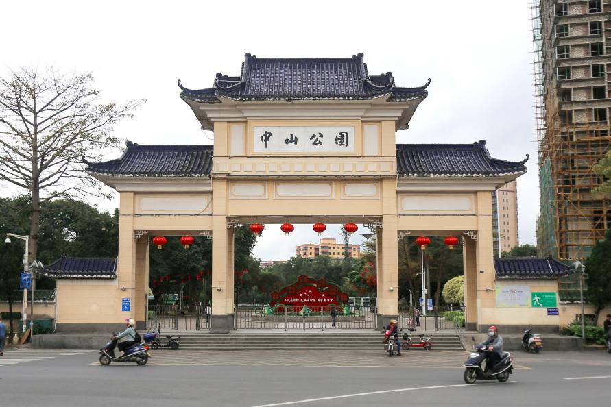 恩平中山公园实拍图西门湿地公园,东侧紧邻锦江,廊桥相连,绿意盎然,站
