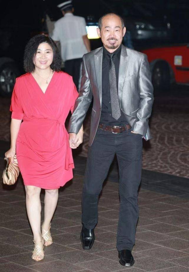 元华妻子身材真好!