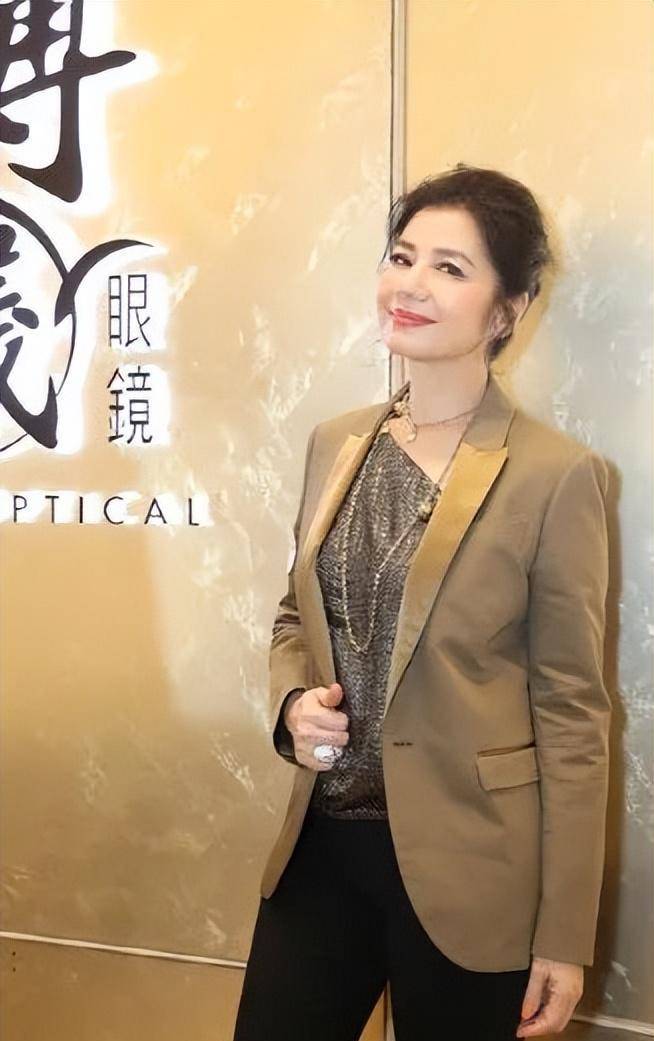 钟楚红老了仍气质!62岁穿搭大气又精致,完美诠释什么是风华绝代