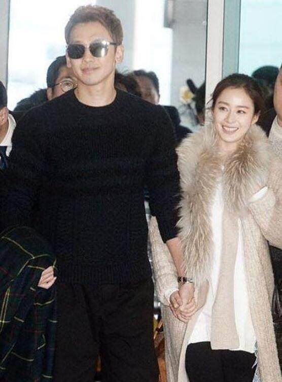 继胡杏儿生子后,又有女星产女,颜值美穿的也时尚_金泰熙_白色_袖口